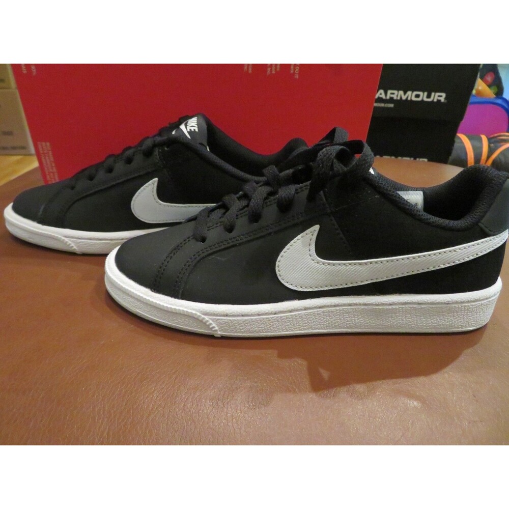 NWT Womens Nike Court Royale Tennis Shoes, 5